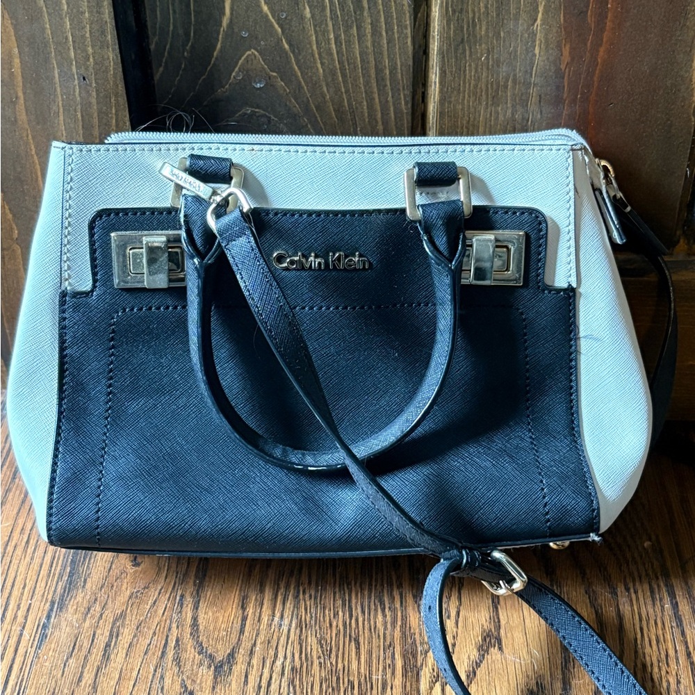 Calvin Klein Black and White Crossbody Bag with Elegant Design